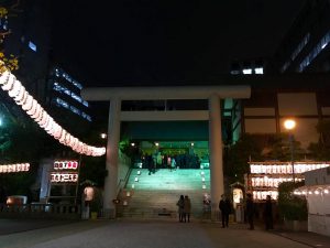 芝大神宮は、伊勢神宮の御祭神、天照大御神(内宮)、豊受大神(外宮)の二柱を主祭神としてお祀りしています。御鎮座は遠く平安時代、寛弘二年(1005年)一条天皇の御代に創建された由緒あるお社です。 伊勢神宮の内外両宮の祭神を祀ることから、関東における伊勢信仰の中心的な役割を担い『関東のお伊勢様』とも尊称されています。