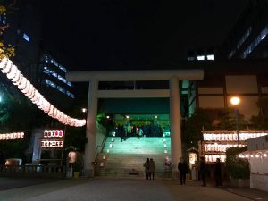 芝大神宮は、伊勢神宮の御祭神、天照大御神（内宮）、豊受大神（外宮）の二柱を主祭神としてお祀りしています。御鎮座は遠く平安時代、寛弘二年（１００５年）一条天皇の御代に創建された由緒あるお社です。 伊勢神宮の内外両宮の祭神を祀ることから、関東における伊勢信仰の中心的な役割を担い『関東のお伊勢様』とも尊称されています。