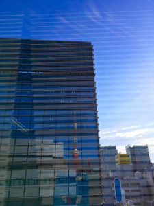 ホメオのいつもと反対側の社窓から・・・お向かい大手不動産会社の窓に大きく写っているのは港区ｼﾝﾎﾞﾙﾀﾜｰ様~♡