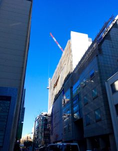 ご近所ホテル建築真っ最中の現場です。今朝も屋上クレーンが大活躍！