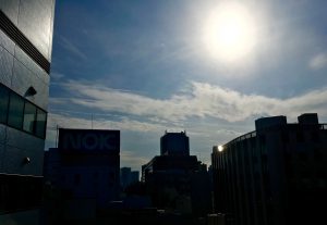2017/1/19 　13時過ぎの太陽と飛行機雲