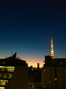 芝増上寺越し…遠く向こ~~~うの辺りに夕陽の🌆忘れものが~♪