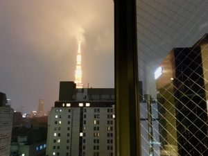 勢い 全開~♪🗼tower先っちょ雲の中…