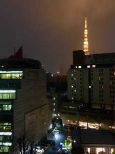 ☔️雨降る社窓も また一興🎶🗼TOKYO TOWER の灯りが垂れ込む雲や周囲のビルの濡れた壁面に映り込みます🗼 