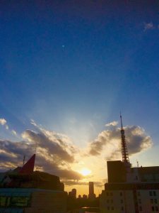'17/3/3　社窓からの夕陽17時前後 🌇日の入りが少しずつ遅くなり始めました…