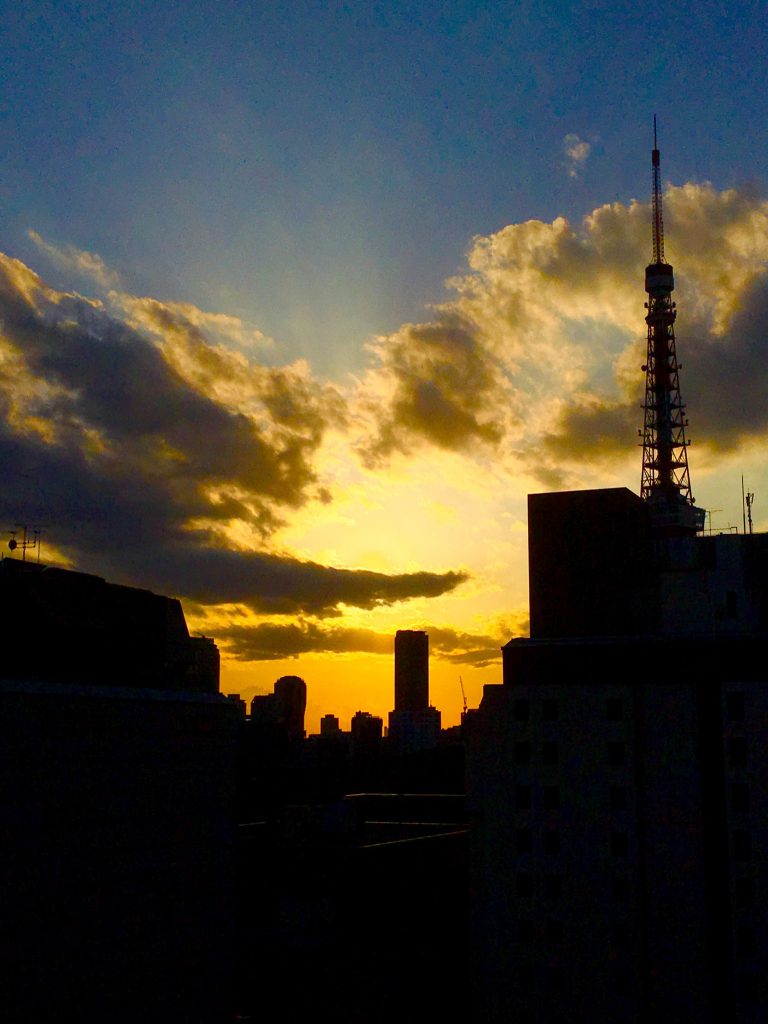 雲間に拡がる夕陽が囁きます…「今週もお勤めご苦労さま～♪」