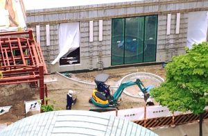 ちょうど去年の今頃、最後の仕上げ工程で、あ！花壇とかあるんだ！え？平屋なんだ!!…と、驚いたり喜んだり興味深々で観てました…ホメオの社窓から…ネ