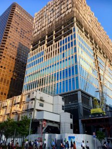 家路を急ぎ　駅に吸い込まれていくビジネスマン&ウーマンと高層ビル👷建設現場🚧