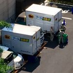 (p_-)わかりますか？某宅配業社の配送車がお向い老舗ホテルの駐車場にここ毎日、午後ほぼ定位置に観てとれます…正午から2時間 指定時間が廃止されたあの会社🐈…たまに他社のお兄さん同士車を並べて休憩時間を過ごしてるのも見かけます(¬_¬)…まさにお届け時間から解放される時間帯！(◎_◎;)“憩いのひと時”ですな？