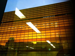 B面サイド代表を自負する大型ビルとしてA面ダイレクトな夕景に負けじと✨輝きを放ちます✨💃🏻