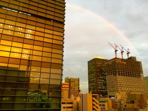 お隣のビルに社窓A面におわす🗼TOKYOタワー様も映り込み、🌈🌆とコラボ実現❣️