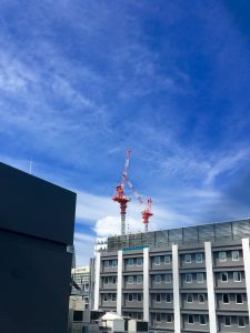 2017長月朔 正午。カラリ爽やかな陽気に🗼も🏗も🏙も躍っています💙