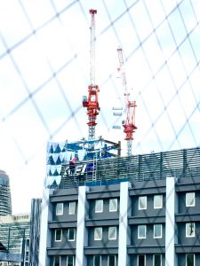 長らくかかりましたがついに完成間近のホテル。いよいよ看板取り付け作業です。