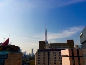 2017年11月7日昼時･･･輝く陽光とお洒落雲が広がるホメオの社窓眺望