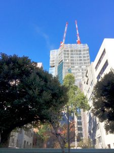 社窓から見える新築ホテルの向こうにどんどん高くなっていくTHE 高層マンション…