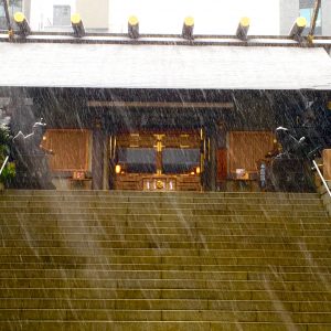 無事帰還を祈らんと階段下にて足を止めます。･･･ぅｯ！容赦なく顔面を襲う風と雪🌀☃️